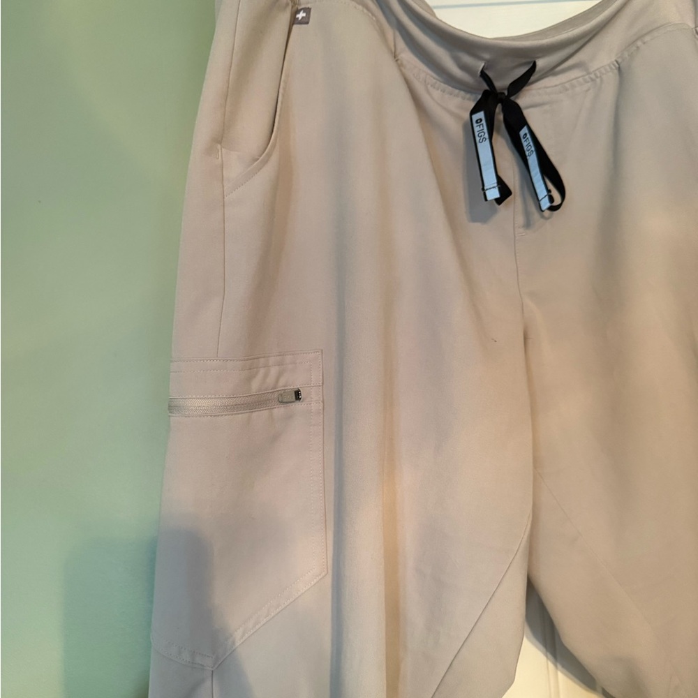 Figs Women’s Catarina top and Zamora bottoms in Bone - Picture 5 of 7